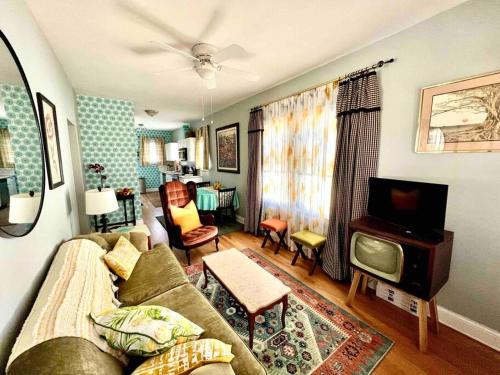 路易維爾的住宿－Newly Renovated 3-Bedroom Beechmont Home，带沙发和电视的客厅