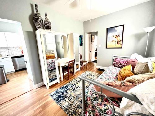 una sala de estar con un sofá y una mesa en Newly Renovated 3-Bedroom Beechmont Home, en Louisville