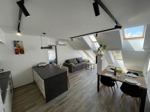 cocina y sala de estar con mesa y sillas en Vacation Station Ptuj, en Videm pri Ptuju