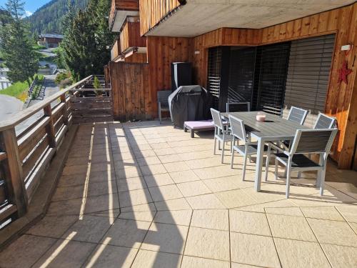 Superbe appartement Champex-Lac avec piscine et saunaにあるバルコニーまたはテラス
