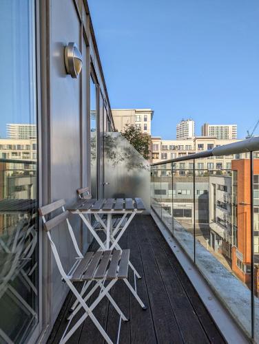 duas cadeiras sentadas na varanda de um edifício em Viva 1 Bed Apartment Birmingham City Centre em Birmingham