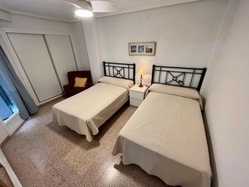 1 Schlafzimmer mit 2 Betten und einem Fenster in der Unterkunft Alquileres Morasol - RECIÉN REFORMADO ZONA CENTRO in Santa Pola