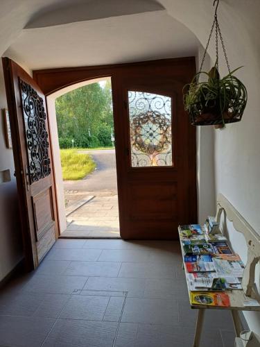 an open door with a table in front of it at Frühstückspension Haus Ebersdorf in Leiben
