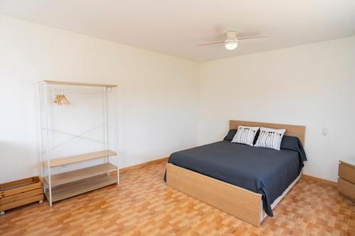 a bedroom with a bed and a ceiling fan at Lo Raconet de Júlia in Vinaròs