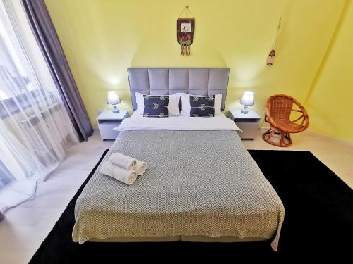um quarto com uma cama grande e toalhas em Апартаменты MOON APARTMENTS - RIVER PARK em Almaty