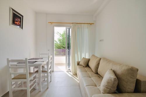 uma sala de estar com um sofá e uma mesa em Relaxing Escape Rooms em Ksamil
