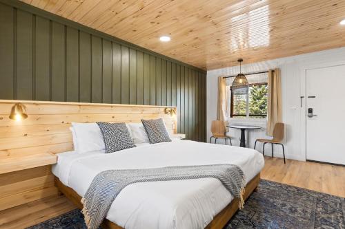 een slaapkamer met een groot bed en een tafel bij The Boha Hotel in Lake Placid