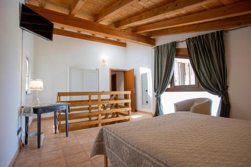 um quarto com uma cama e uma secretária num quarto em Casa vacanze Monte Galetto em Bussolengo
