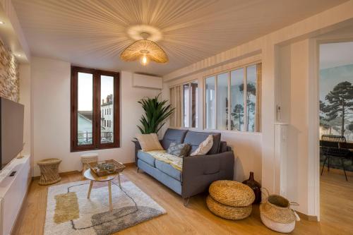 安锡Le Carnot - MyCosyApart, Duplex Cœur de Ville et Lac, climatisé的带沙发和桌子的客厅