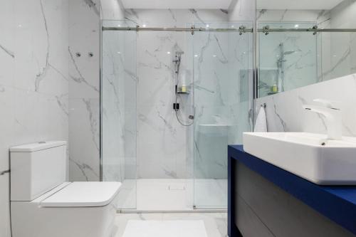 W łazience znajduje się prysznic, toaleta i umywalka. w obiekcie Nowoczesne apartamenty Jezioro Ukiel Zatoka Miła Plaża Miejska w Olsztynie