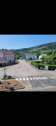 une vue sur une rue vide avec un passage dans l'établissement appartement proche gerardmer, à Granges-sur-Vologne