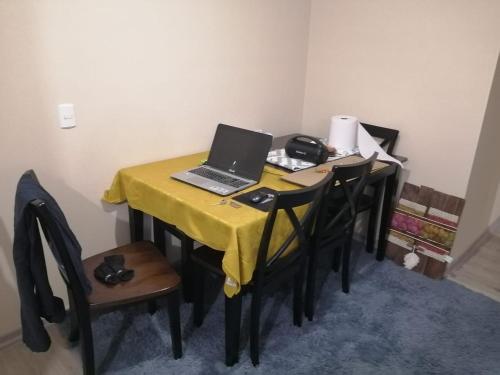 una mesa con un ordenador portátil encima en Departamento Pucón 6 personas, en Pucón