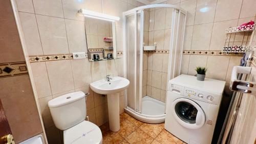 La salle de bains est pourvue d'un lavabo et d'un lave-linge. dans l'établissement Estudio Brisa en el centro de Nerja - South Costa, à Nerja