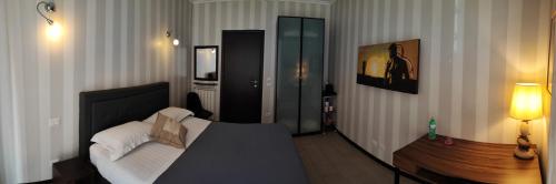ローマにあるB&B イル グラネロ ディ セナーペのベッドルーム(ベッド1台、テーブル、ランプ付)