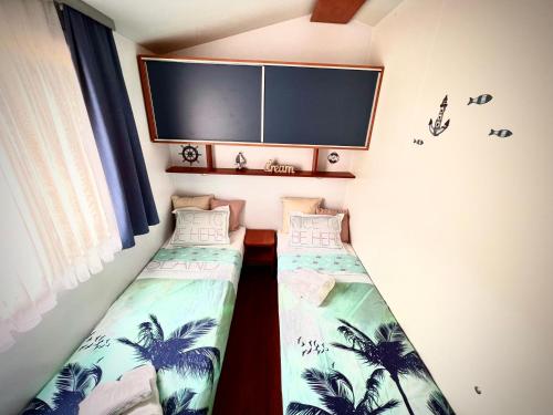 Habitación con 2 camas y TV de pantalla plana. en Mobile home Nebo Luxus, en Klenovica