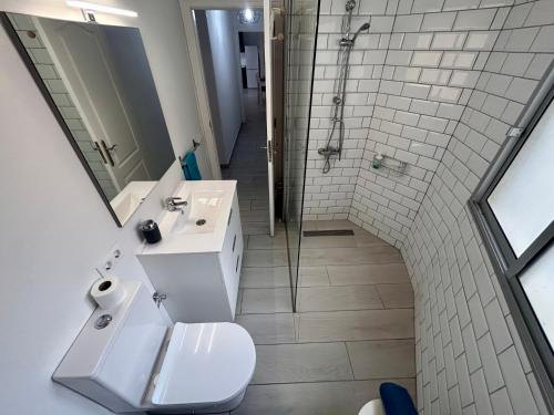 A bathroom at Alquilaencanarias- Medano Beach Tarajal