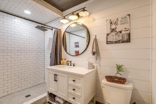 een badkamer met een wastafel, een toilet en een spiegel bij Family-Friendly Seward Home with Sauna and Pool! in Seward