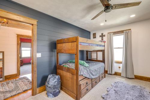 um quarto com um beliche numa casa em Family-Friendly Seward Home with Sauna and Pool! em Seward
