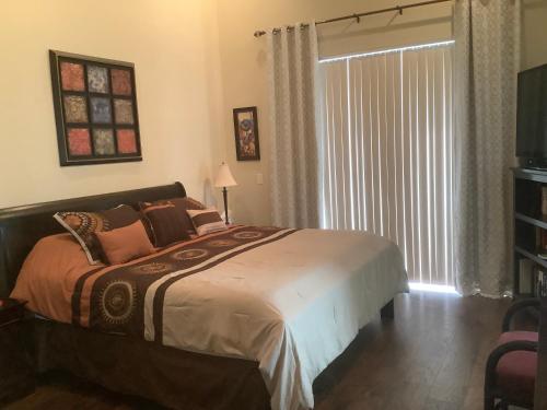 Ένα ή περισσότερα κρεβάτια σε δωμάτιο στο Beautiful furnished 3 BR home, pool, clubhouse access - if interested, please provide your name, contact info