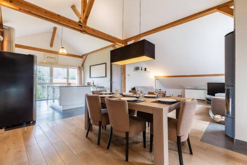 a kitchen and dining room with a table and chairs at Le repaire de Camille - LOFT in Birkenwald