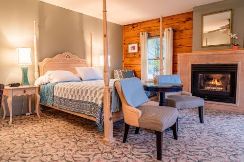 una camera con letto e camino di Point Au Roche Lodge a Plattsburgh