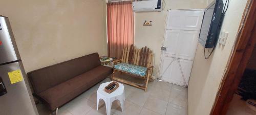 - un salon avec un canapé et une table dans l'établissement Casa Santa Elena, Ecuador, à Santa Elena