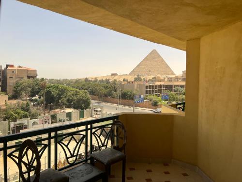 - une vue sur les pyramides depuis le balcon d'un bâtiment dans l'établissement New eliet pyramids view hotel, à Qaryat ash Shamālī
