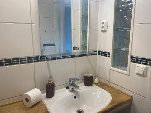 uma casa de banho com um lavatório e um espelho em Cozy Blue Apartment em Vantaa