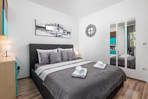 - une chambre avec un lit et 2 serviettes dans l'établissement SkyRiver, à Rijeka