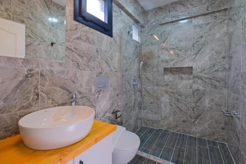 y baño con lavabo y ducha. en VİLLA PİATRA, en Fethiye