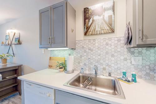eine Küche mit Spüle und Theke in der Unterkunft Tranquil Haven Retreat - DSTR1068 in Stateline