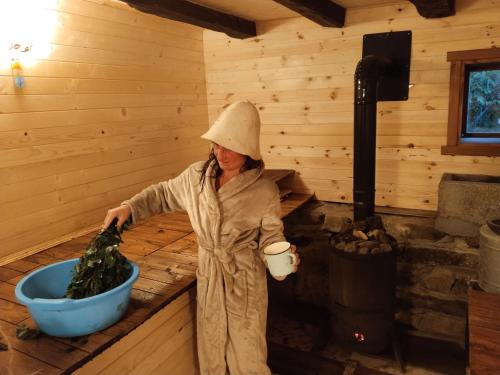 Una donna in una cabina con un secchio di verdure. di Balkan Mountains Villa Spa a Elena