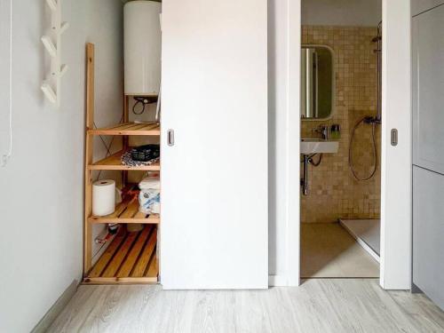 a bathroom with an open door to a bathroom with a shower at El ático de Madrid, vistas a la ciudad in Madrid