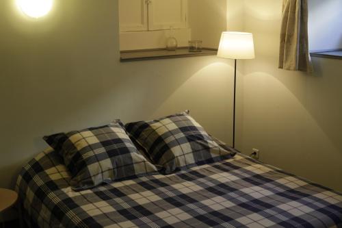 Una cama con dos almohadas encima. en La parenthèse, en Dijon