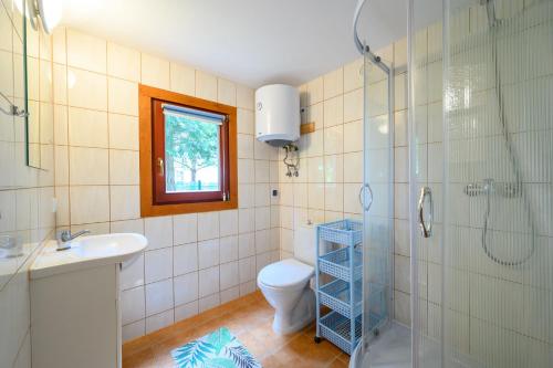 a bathroom with a shower and a toilet and a sink at Domki nad morzem - Nevada in Darlowko