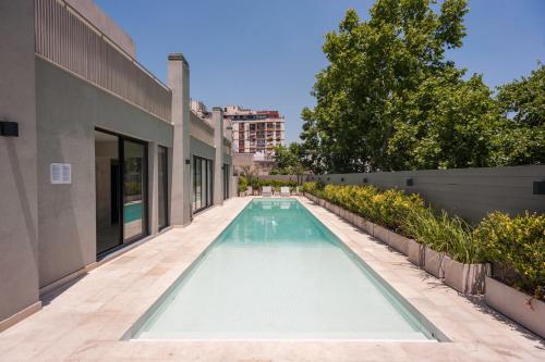 una piscina infinita en el patio trasero de una casa en Descubrí BA en este Increíble Depto @ San Telmo - 225 - en Buenos Aires