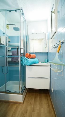 une salle de bain avec une douche en verre et un lavabo dans l'établissement Duplex vue mer avec piscine à Boulouris, à Drammont