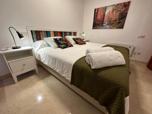 ein Schlafzimmer mit einem großen Bett und einem Nachttisch in der Unterkunft Porta da Vila by Oktheway in Puentedeume