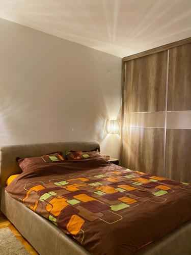 ein Schlafzimmer mit einem Bett mit einer Decke darauf in der Unterkunft Apartment in Shtip in Štip