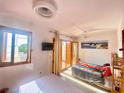 a bedroom with a bed and a window at Casa Merche in San José