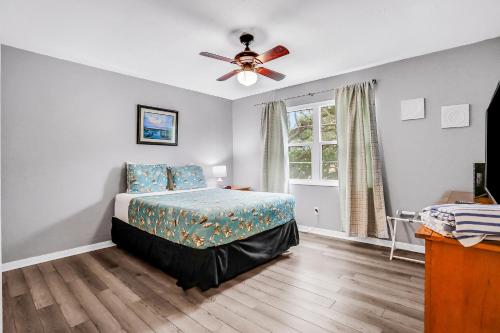 Postel nebo postele na pokoji v ubytování Charming Condo w/ Pool – 500 Yards to Beach, Near Lighthouse & Downtown