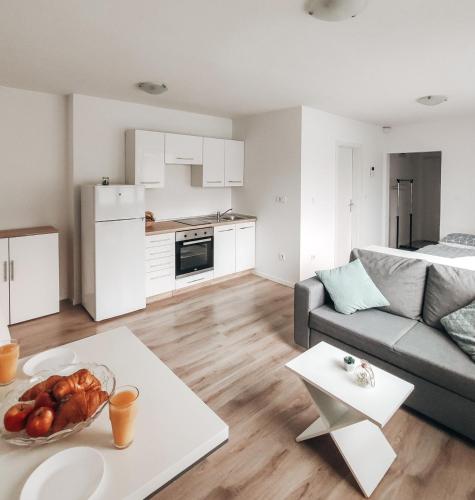 een woonkamer met een bank en een tafel bij Studio Apartment Sanya #2 in Ljubljana