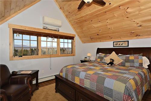 - une chambre avec un lit, une chaise et une fenêtre dans l'établissement Lazy Bear Lodge, à Morrisville
