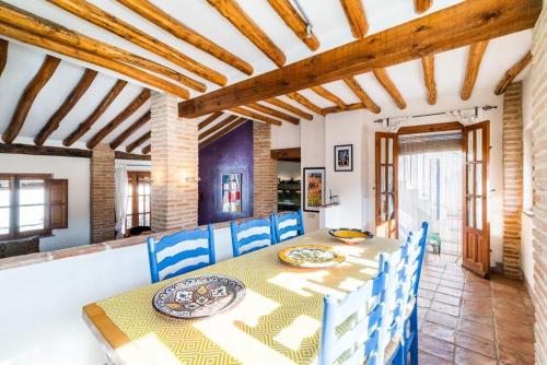 comedor con mesa y sillas azules en Casa Buena Vista near Granada, en Albuñuelas
