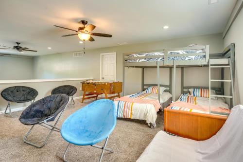 una camera con 2 letti a castello e 2 sedie di Waterfront Buckeye Lake Vacation Rental with Hot Tub a Hebron