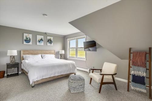 ein Schlafzimmer mit einem Bett, einem Stuhl und einem Fenster in der Unterkunft Hollow House in Stowe