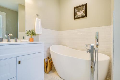 un bagno bianco con vasca e lavandino di Cozy Maryland Retreat Near Sandy Pointe State Park ad Annapolis