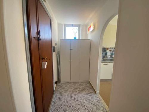 a hallway with a door leading to a kitchen at Home Romana Centro Nettuno in Nettuno