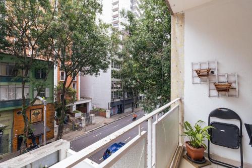 an apartment balcony with a view of a city street at Quartos próx a av paulista e frei caneca in São Paulo