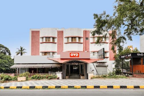un edificio con un letrero ac en la parte delantera en SPOT ON 93332 Hotel Maharaja, en Mysore